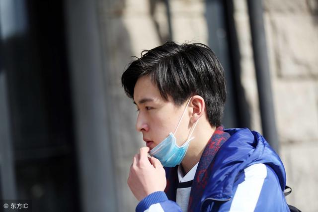 胡一天火后,发布最新微博,街上自拍求存在感