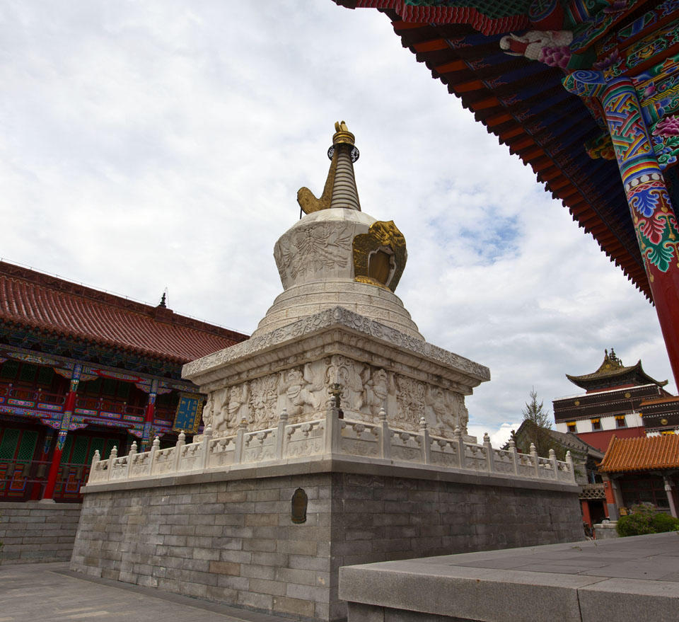 瑞应寺,蒙古族人称"葛根苏木",俗称佛喇嘛寺.