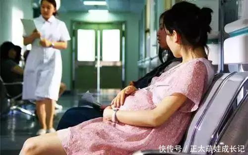 怀孕八个月坐公交车无人让座，司机的做法让人泪流满面