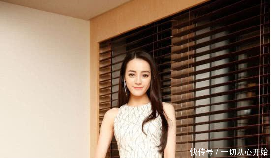 迪丽热巴全程捂住胸口,粉丝自爆修养很好,金色