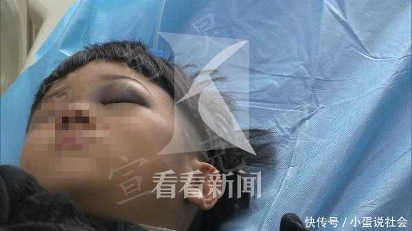 大门突然倒塌上海7岁男童参加英语培训被压重