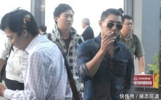 男明星抽烟时的照片:陈坤帅气,胡歌潇洒,而他最