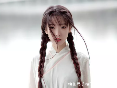搞笑段子:司机一个急刹车,美女的包被摔到地上,里面的香水瓶碎 sunbet官方网站