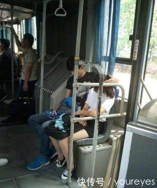 女上司热心的递给我一瓶饮料,我一口气喝完,结