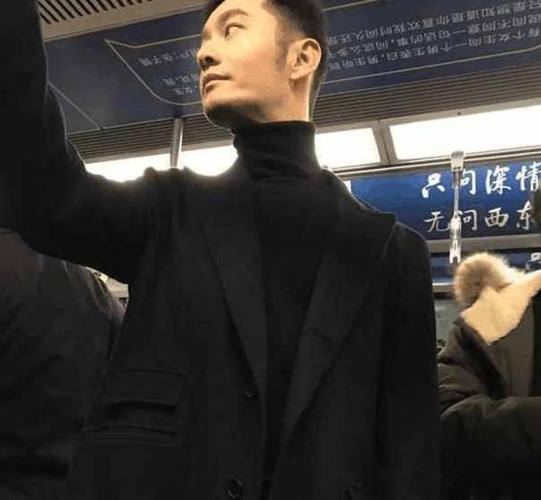 偶遇黄晓明坐地铁:没有霸道总裁范,旁边妹子的