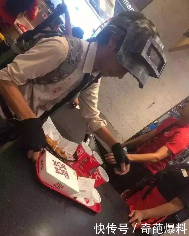 奇葩男子沉迷吃鸡游戏,带着98K去上班和吃饭