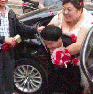 搞笑gif: 美女快用钱砸死我吧, 砸出毛病了我不会怪你