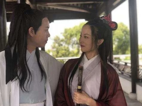 千古绝对:上联“洞外探查洞里流水”，美女对出的下联令人脸红