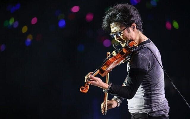 汪峰从首席小提琴手转型做歌手好成功,相貌清秀的妈妈撞脸梁咏琪