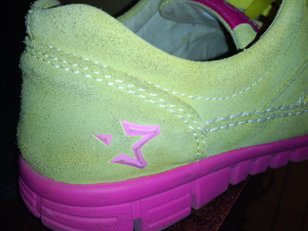 鞋上有个小三角形标志和∑符号的反写请问是什