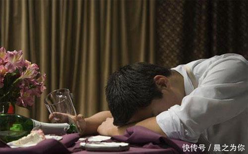 出差回家听见浴室里有水声,以为是老婆,推开门后我心如死灰!