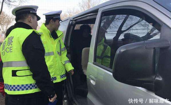开车没带驾驶证, 交警前来问候, 这么做一分不