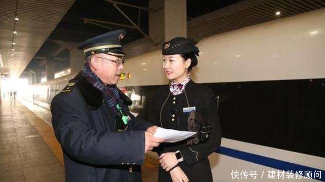 高铁上列车长每天那么辛苦,工资到底有多少呢