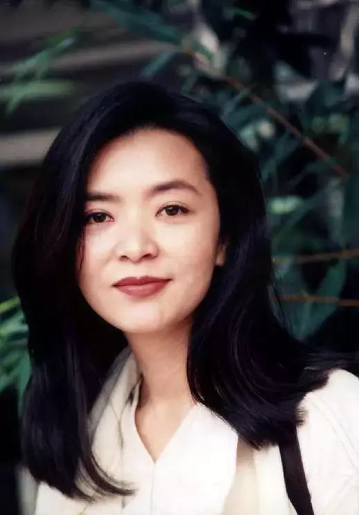 周润发为她自杀，刘德华被她拒绝，经历一段婚姻和一段同性恋情后她至今单身
