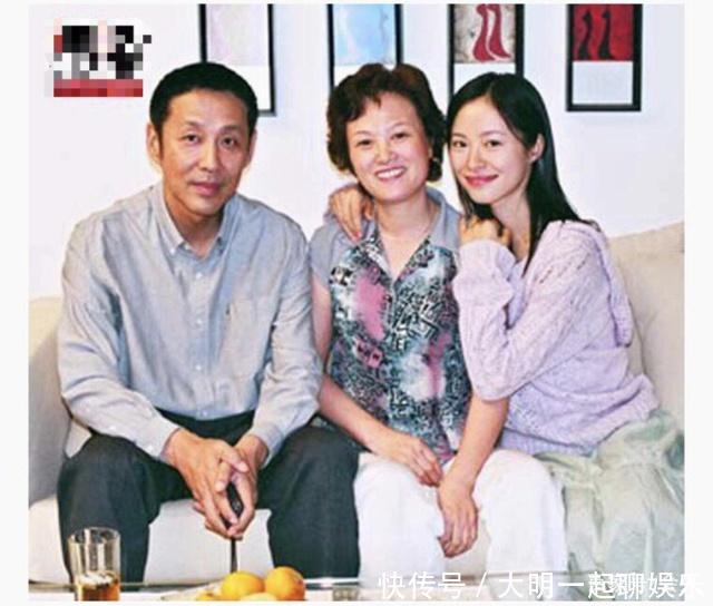 陈道明被曝做外公,33岁女儿陈格甜美如格格,曾