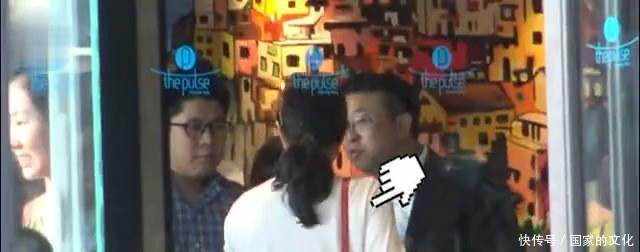 霍启刚郭晶晶一岁女儿曝光,小女孩皮肤雪白眼