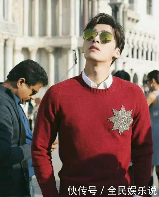 李易峰和罗晋同穿红色毛衣,他俏皮阳光,他帅气