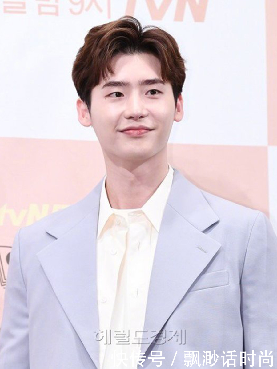 李钟硕又出新造型,浅色西装穿出痞帅感,颜值太