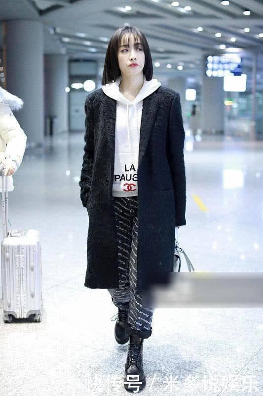 袁姗姗穿大衣戴海军帽,轻松玩转英伦风,面对镜