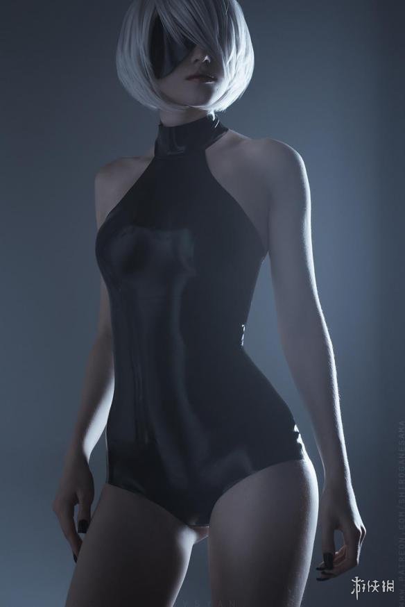 毛妹COS《尼尔》2B小姐姐 一身乳胶紧身衣美到没朋友