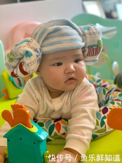 熊黛林圣诞晒双胞胎女儿,姐妹俩颜值差距太大