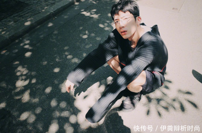 井柏然现身巴黎街头过的分穿搭,一个大男人学