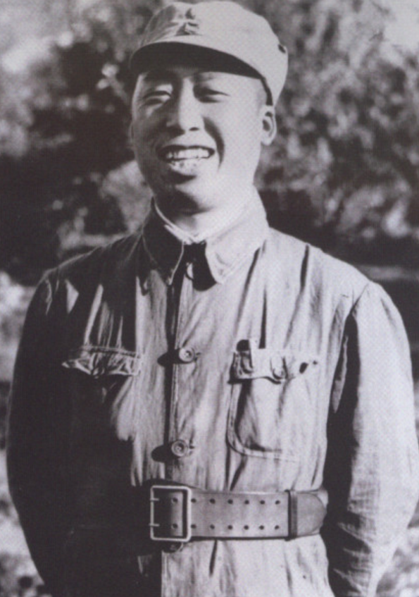 他资历堪比十大元帅,地位仅次于毛主席朱德,却没授任何军衔