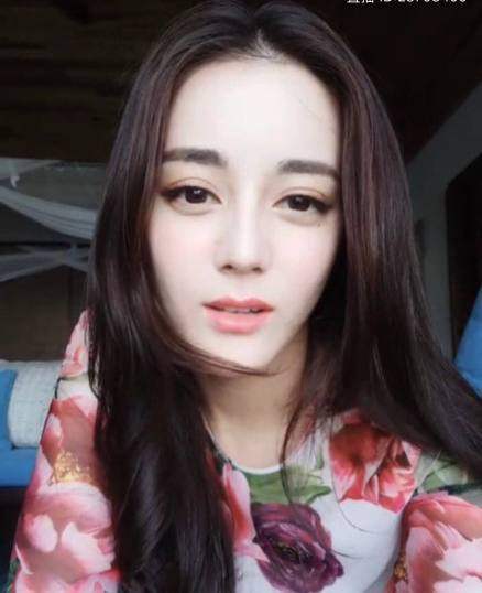 迪丽热巴直播关掉美颜,颜值是否仍在线?网友给