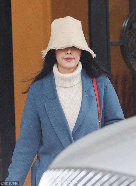高圆圆高领毛衣配蓝色大衣 夸张渔夫帽成吸睛