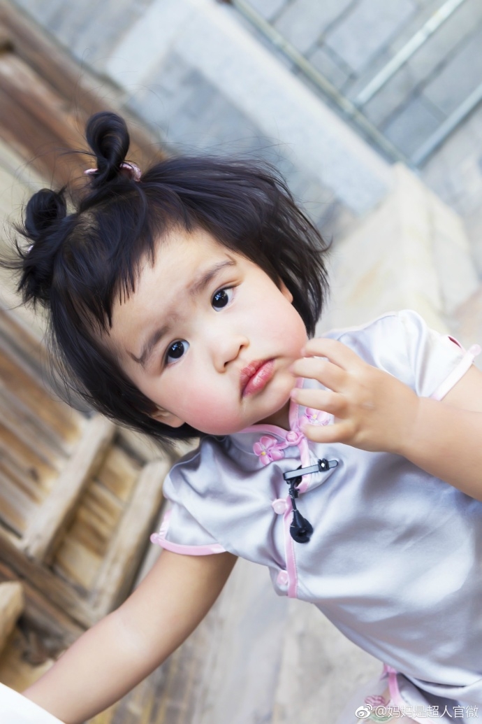囧萌可爱!包贝尔女儿饺子表情包堪称一绝