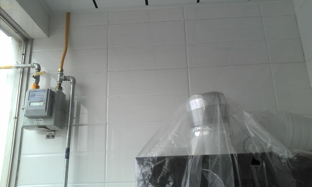 我家是老式房子,没有什么公共烟道,厨房就是在