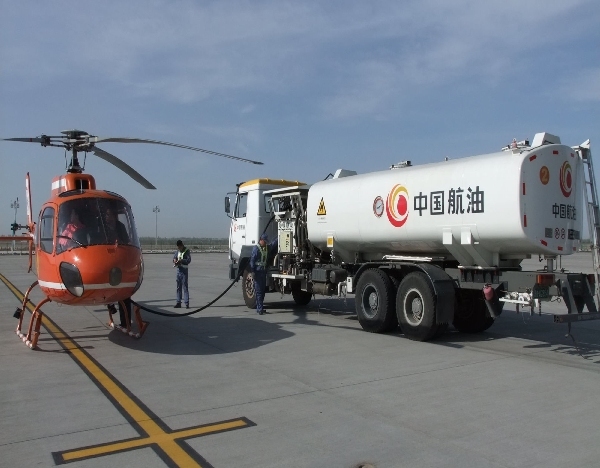 加油40余吨!中国航油海拉尔完成30架救火直升机供油 吴博/摄