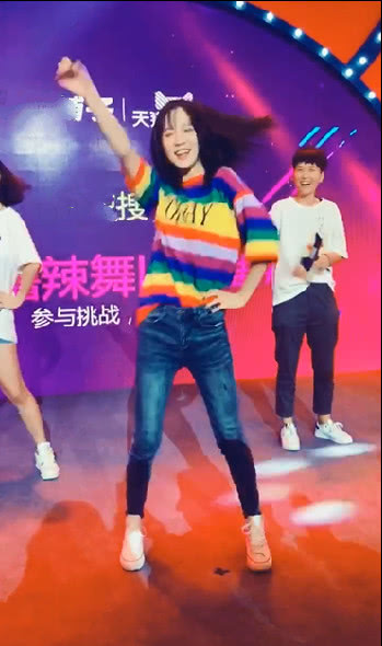 莉哥现场唱《让我做你的眼睛》,没了美颜滤镜