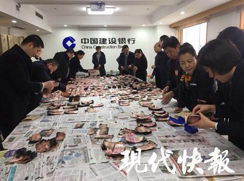 男子40万现金放冰箱 结果家里失火了