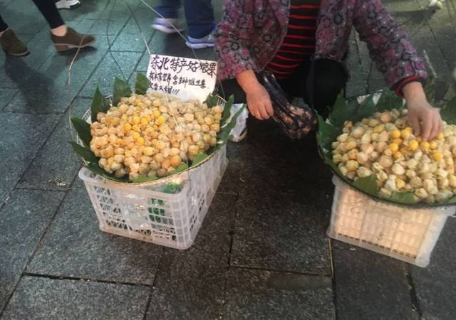 大妈集市卖奇特黄果子，价格贵的惊人，我买回后却被家人骂了