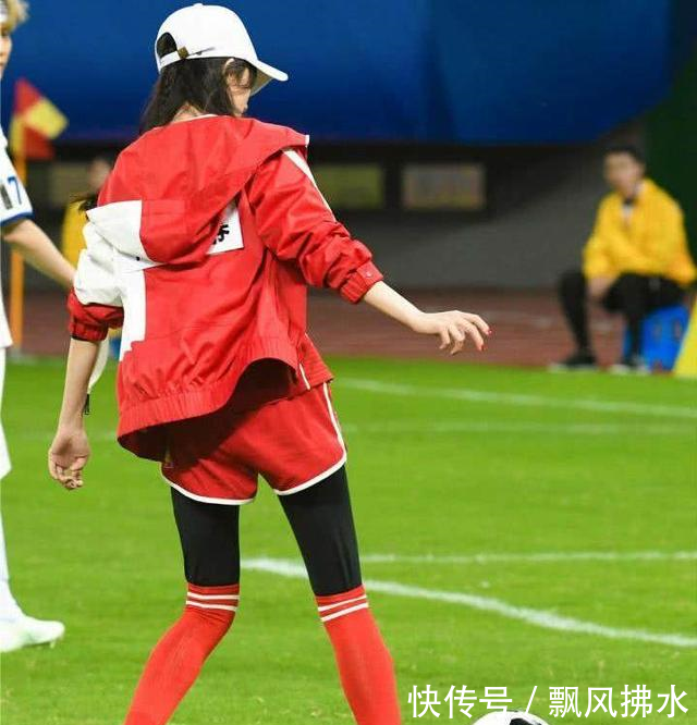 《奔跑吧》杨幂化身足球女将,鹿晗与菲戈合影