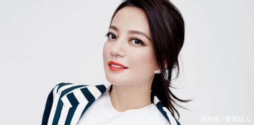 一个月就瘦身成功!赵薇现身某慈善活动,水蛇腰