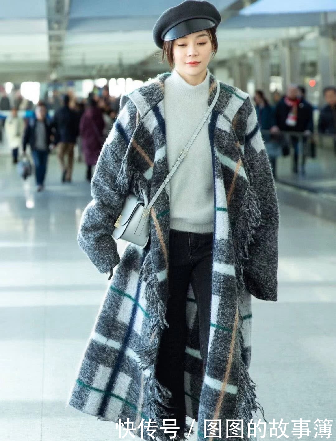 袁姗姗机场新造型真好看,格子大衣搭配报童帽