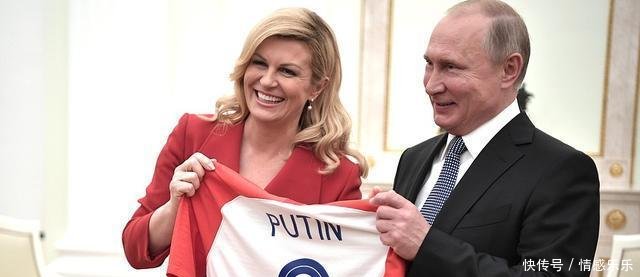 克罗地亚女总统看球全身湿透,用一件球衣时尚