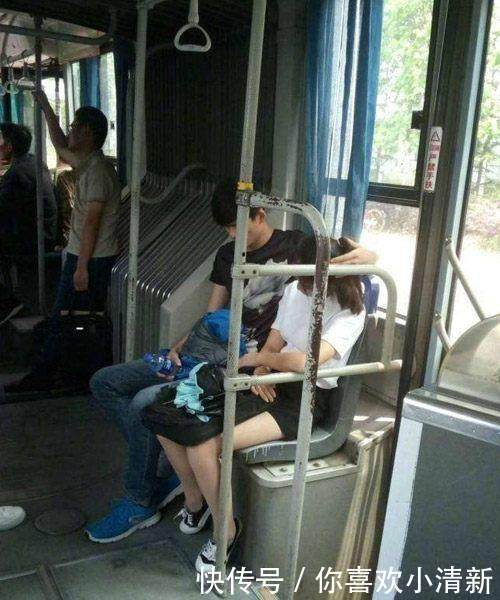 女上司热心的递给我一瓶饮料,我一口气喝完,结