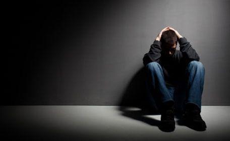 男子沉迷网赌网贷18万, 逾期未还被迫住桥下