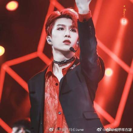 男明星的舞台妆比女明星还要妖艳?网友的评论