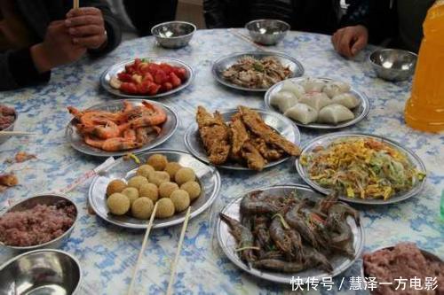 城里嫂子上门,我特意做一桌好菜,等她刚吃一块肉,我就怒掀桌子