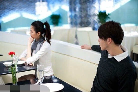 二婚嫁有钱老男人,新婚夜老公指着床单让我看,看到床单我捂住嘴