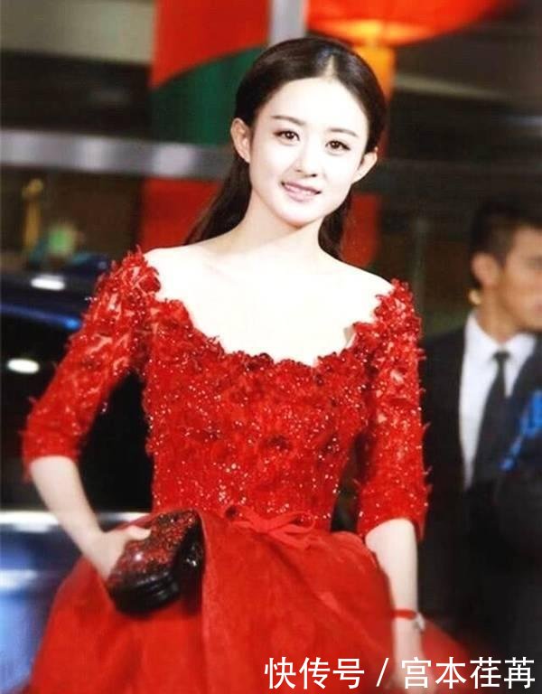 赵丽颖身穿大红色玫瑰熊长裙亮相,简直就是女