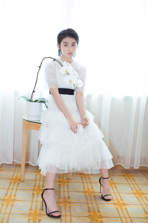 张子枫身穿白色蛋糕裙,清新甜美少女十足!高跟