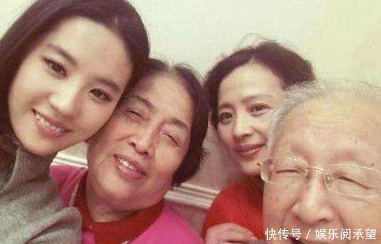刘亦菲一家颜值母女公用一张脸,外婆眉清目秀