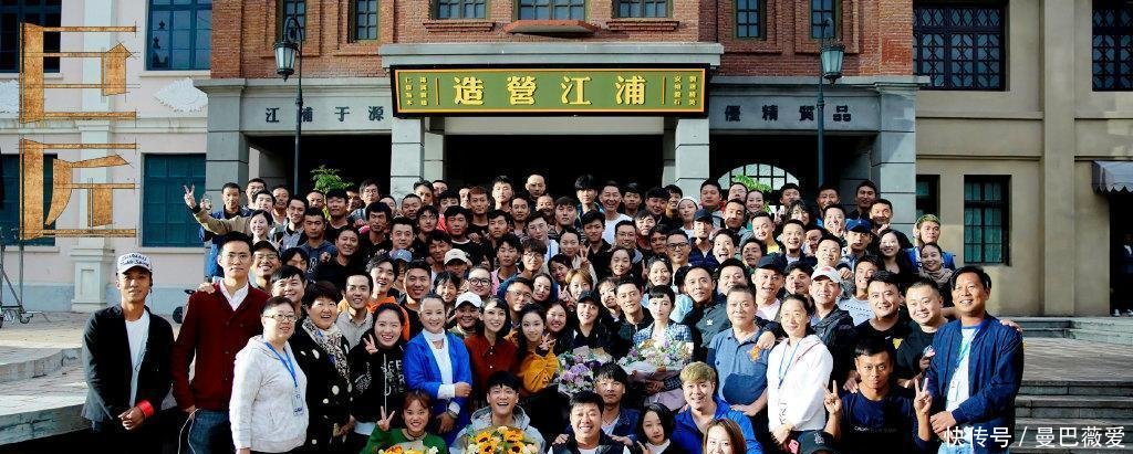 电视剧《巨匠》杀青, 杨幂与霍建华同框合影, 二