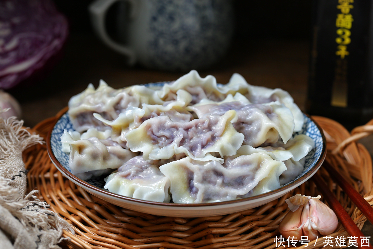 紫甘蓝别老拌沙拉了,包饺子味道倍儿鲜美,颜色亮丽看着就有食欲