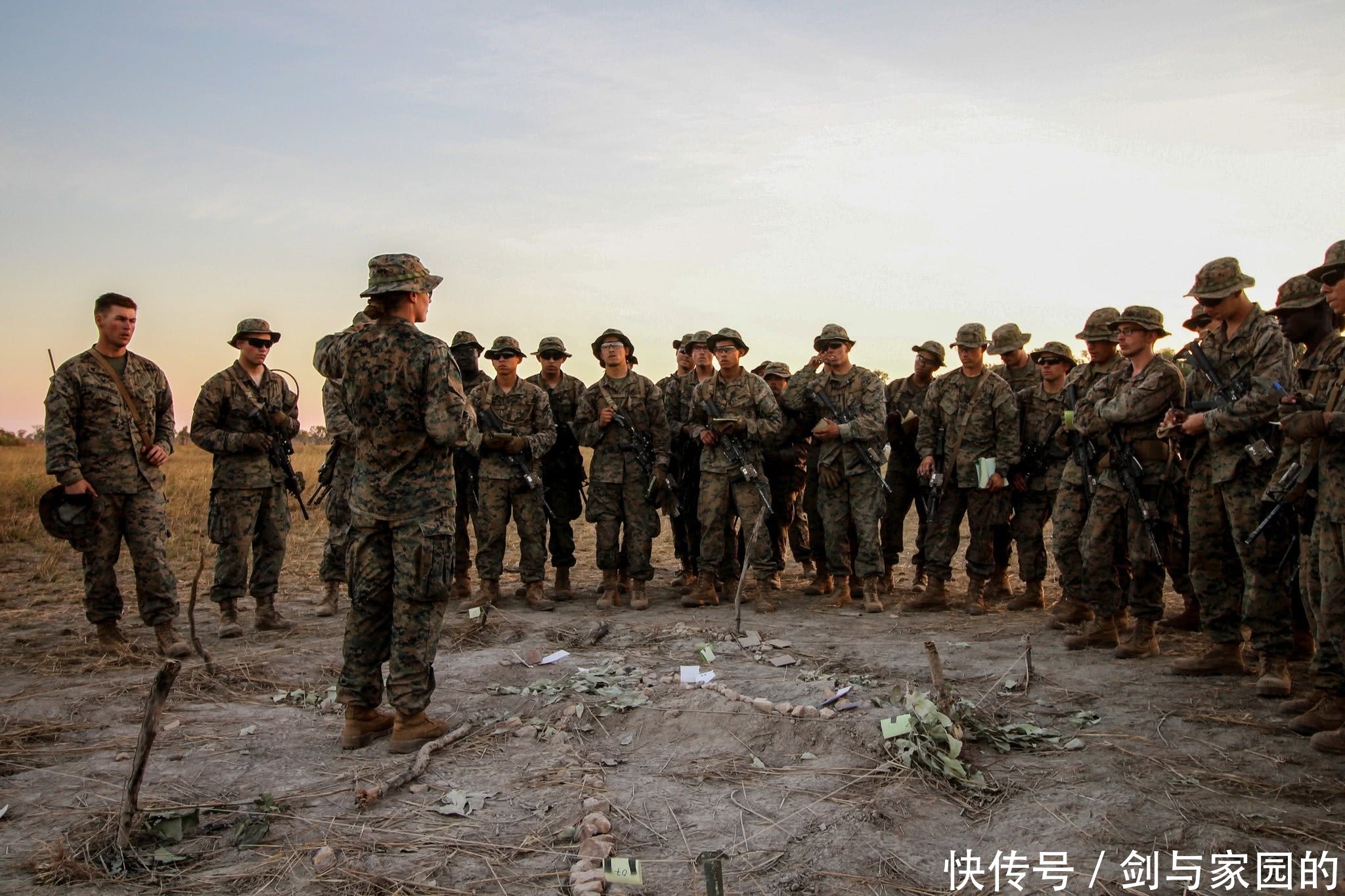 1个女少尉管着35名精壮男兵!243年历史美军陆